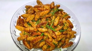 Thực đơn hàng ngày: Nhộng rang lá chanh