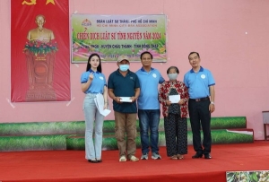 Luật sư Ánh Võ xinh đẹp đồng hành thiện nguyện cùng Đoàn Luật sư TPHCM