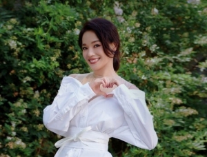 Thư Kỳ lăng xê bộ sưu tập trang phục đầu thu 2024