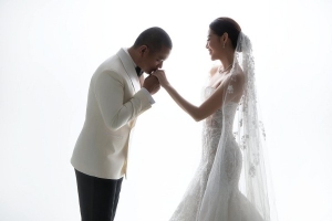 Bộ ảnh cưới vô cùng lãng mạn của Hoa hậu Khánh Vân