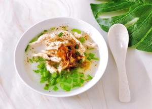 Thực đơn hàng ngày: Cháo ức gà xé làm từ cơm nguội