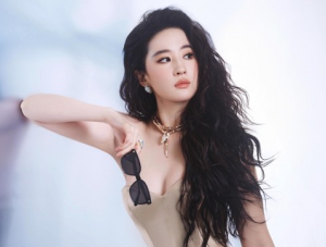 Lưu Diệc Phi diện mốt váy cảm hứng áo nịt ngực