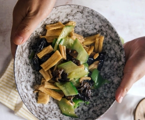 Thực đơn hàng ngày: Váng đậu xào mộc nhĩ