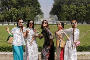 Sao Việt diện áo dài, xuống phố du xuân