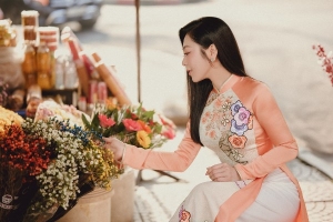 Ca sĩ Hà Thanh Xuân diện áo dài đi chợ, dạo phố xuân