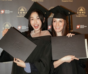 Hoa hậu Thùy Tiên vừa chính thức nhận bằng thạc sĩ