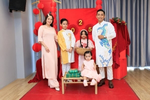 Khánh Thi - Phan Hiển cùng 3 con trải nghiệm Tết cổ truyền