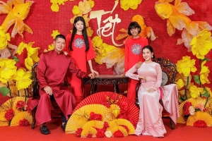 Diễn viên Bình Minh cùng vợ và hai con gái diện áo dài du xuân
