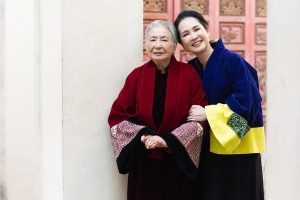 NSND Lan Hương thực hiện bộ ảnh với mẹ 