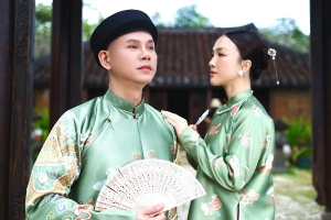 Vợ chồng ca nhạc sĩ Phan Đinh Tùng ghi lại khoảnh khắc hạnh phúc bên nhau