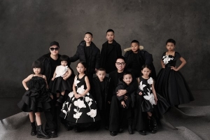 Đỗ Mạnh Cường và 10 con chụp ảnh kỷ niệm nhân dịp đầu năm Ất Tỵ 2025