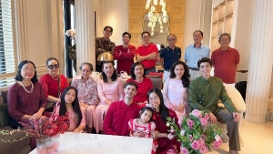 Sao Việt dành trọn ngày đầu năm bên người thân, du xuân