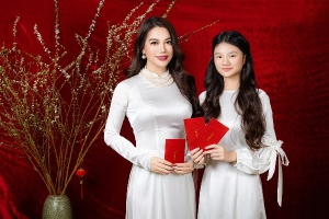 Hai mẹ con Trương Ngọc Ánh chụp ảnh cùng gia đình