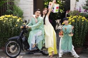 Vợ chồng diễn viên Thúy Diễm và gia đình quây quần đầu xuân Ất Tỵ