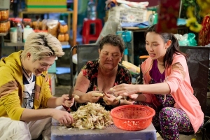 Thùy Tiên, RHYDER lần đầu đi bán củ kiệu