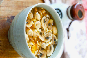 Thực đơn hàng ngày: Súp nấm chua cay