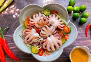 Thực đơn hàng ngày: Bạch tuộc ngâm sả tắc 