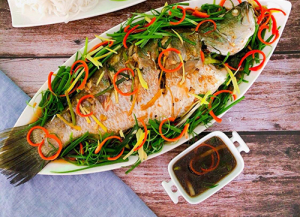 Thực đơn hàng ngày: Cá chẽm hấp hành gừng