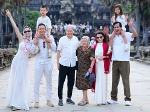 Gia đình Hồ Ngọc Hà - Kim Lý tham quan đền Angkor Wat