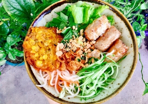 Thực đơn hàng ngày: Bún nem bánh ngô