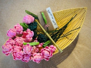 Những đôi bàn tay khéo léo “hồi sinh” vỏ bắp ngô thành cánh hoa