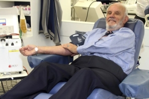 Người đàn ông từng hiến máu gần 1.200 lần qua đời