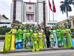 NTK Cao Thu Vân đem áo dài khoe sắc tại Bờ Hồ