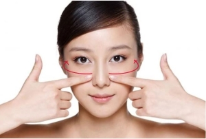 Bài massage cơ bản giúp kéo căng và làm mờ các nếp nhăn