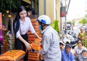 Á hậu Lê Kim Khỏe trao tặng gạo cho các hoàn cảnh khó khăn