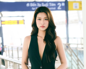 Thời trang của sao Việt khi tạo dáng ở ga Metro TPHCM