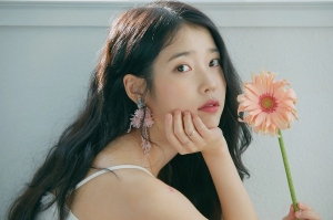 Diễn viên IU có vóc dáng nhỏ nhắn, gu mặc nữ tính