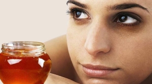 3 công thức mật ong chữa quầng thâm mắt