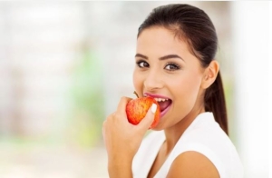 Những lợi ích cho sức khỏe thu được từ việc ăn 1 quả táo vào mỗi buổi tối