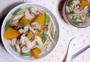 Thực đơn hàng ngày: Canh nấm bào ngư bí đỏ thịt băm