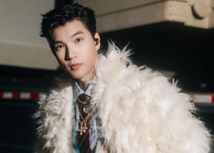 Hiếu Thứ Hai ghi điểm qua những bộ cánh pha trộn chất hip hop và thời trang cao cấp