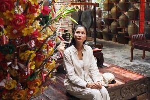 Hoa hậu H'Hen Niê lần đầu học cách in tranh làng Sình