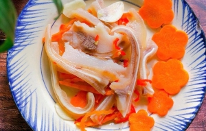 Thực đơn hàng ngày: Tai heo ngâm mắm chua ngọt