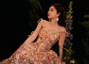 Huỳnh Dịch mặc váy đính nghìn hoa vải