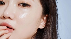 Người phụ nữ có làn da đẹp sử dụng 5 thói quen vào buổi tối