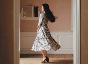 Lưu Đào thường xuất hiện với trang phục màu trung tính, áo sơmi