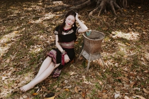 Lý Nhã Kỳ hóa thiếu nữ Gia-rai với trang phục thổ cẩm 