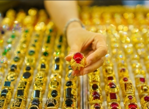 Giá vàng ngày 12/4/2025: Liên tiếp phá đỉnh, vàng SJC đắt nhất lịch sử