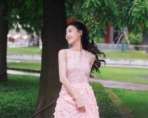 Trương Bá Chi được đánh giá gu phối trang phục tinh tế