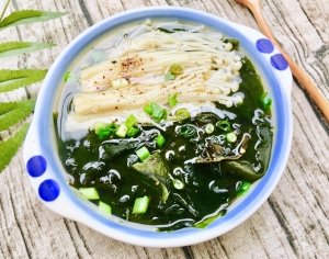 Thực đơn hàng ngày: Canh rong biển nấm kim châm