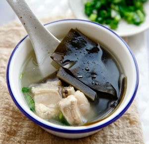 Thực đơn hàng ngày: Canh sườn rong biển