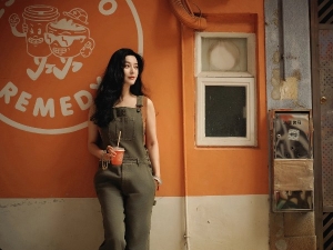 Phạm Băng Băng phối trang phục free size, gắn thú bông lên túi khi du lịch, dạo phố