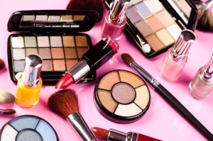 Giảm tác động tiêu cực của mỹ phẩm lên da bằng cách nào?