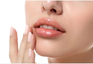 Tuyệt chiêu giải quyết tình trạng môi khô sau khi đánh son bóng