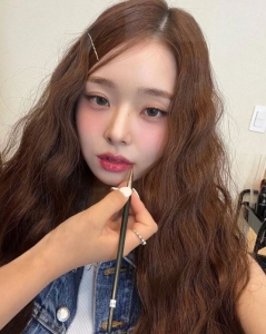 Thoa son môi tạo dáng hút may mắn, tăng vận đào hoa