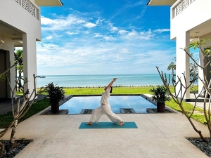 Trải nghiệm yoga ngoài trời cùng Azerai Kê Gà Bay